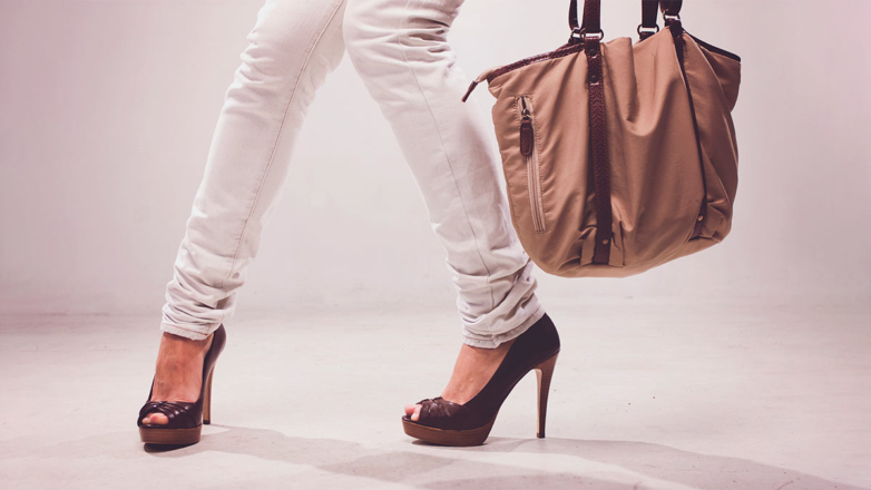 Модный редактор объяснила, какие сумки старят женщину