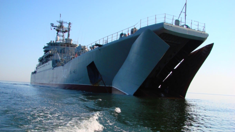 Корабли Черноморского флота помогают переправлять автомобили через Керченский пролив