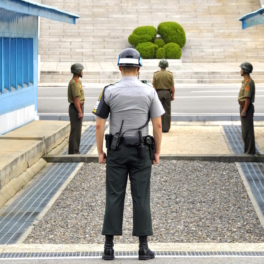 СМИ: КНДР строит стену на границе с Южной Кореей