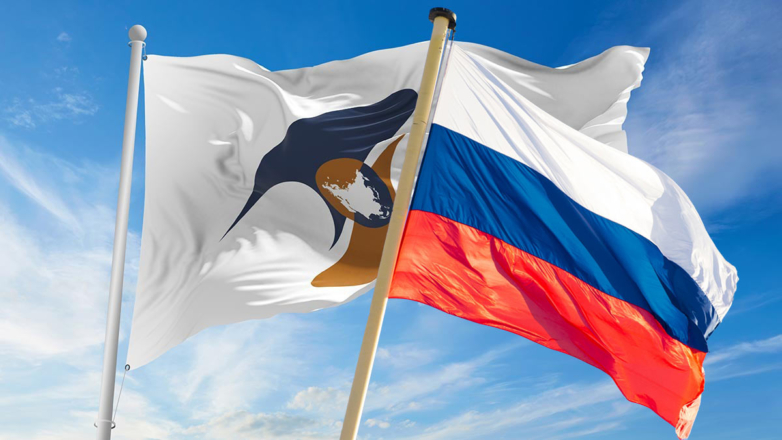 Флаги ЕАЭС и России