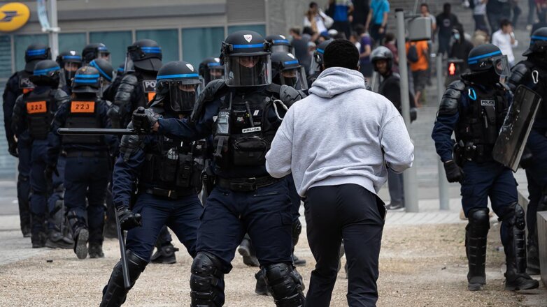 Во Франции в ночь на субботу задержали около 1000 человек