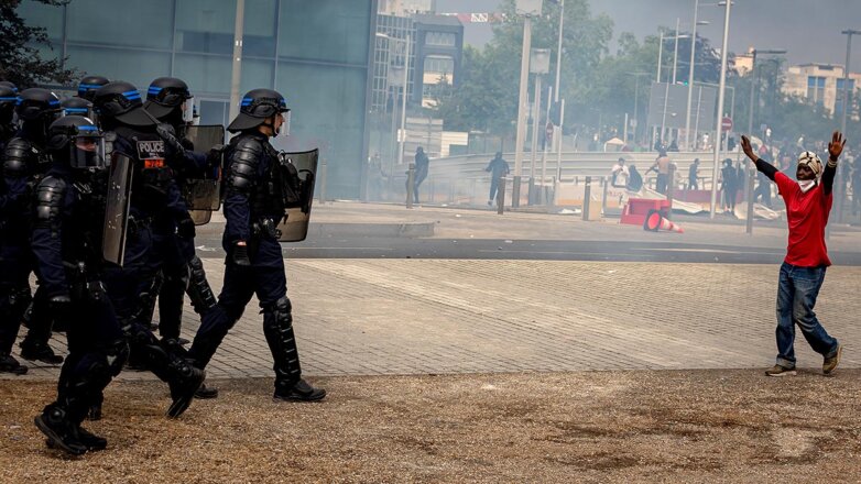 СМИ: во Франции выросло число задержанных в ходе беспорядков в ночь на 1 июля