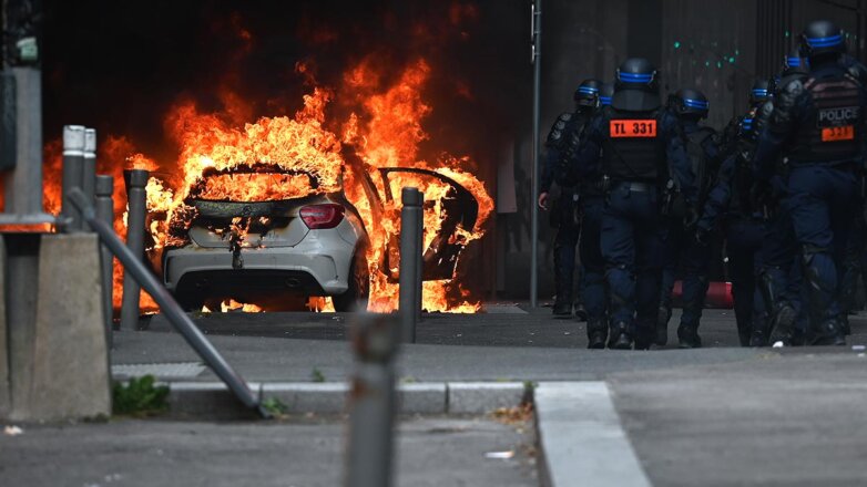 BFM TV: не меньше 471 человека арестовали во Франции на фоне беспорядков 30 июня