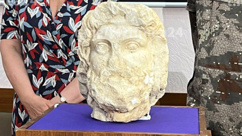 Археологи нашли под Керчью хорошо сохранившуюся древнюю голову статуи