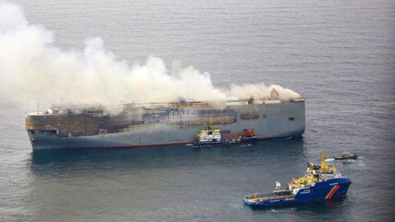 Началась буксировка горящего четвертый день в Северном море судна