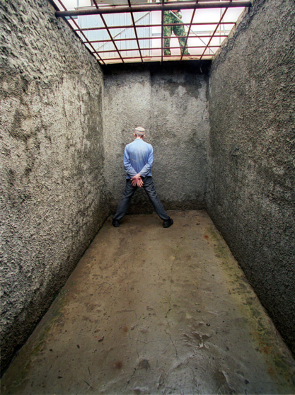 Заключенный во время прогулки в зоне пожизненного заключения