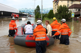 Спасатели эвакуируют людей из затопленного "Сириуса"