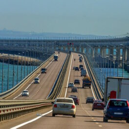 Въезд на Крымский мост электромобилей и гибридов со стороны полуострова тоже запретят