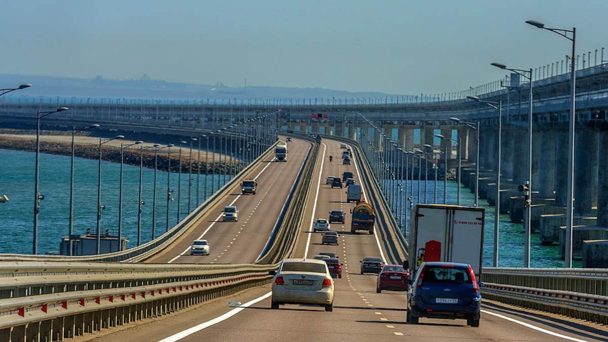 Пробка перед Крымским мостом со стороны Кубани уменьшилась
