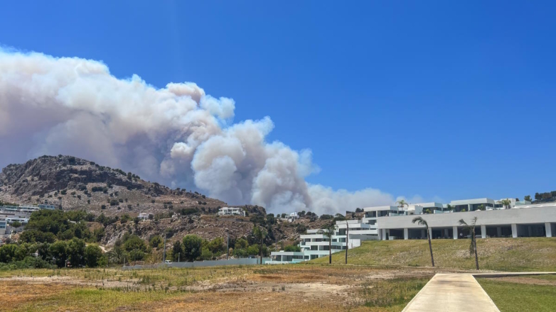 Тысячи людей эвакуировали с Родоса из-за пожаров