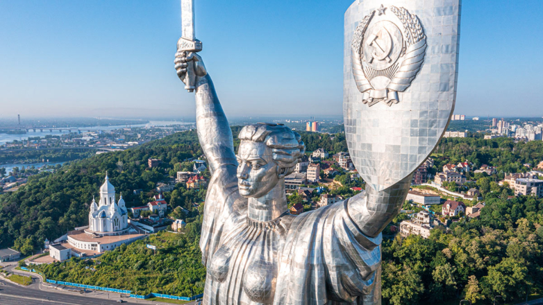 В Киеве разрешили заменить герб СССР на монументе "Родина-мать" на трезубец