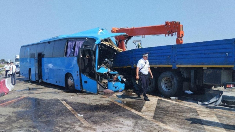 Двенадцать человек пострадали в ДТП с участием автобуса и КамАЗа в Кабардино-Балкарии