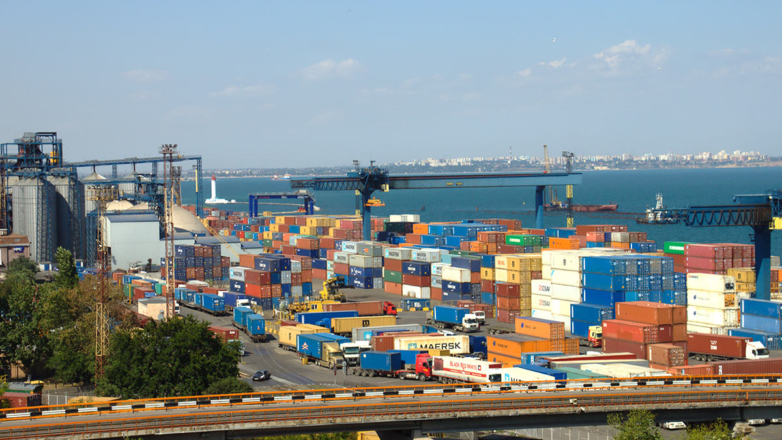 На Украине заявили о повреждении промышленного предприятия и инфраструктуры порта в Одессе