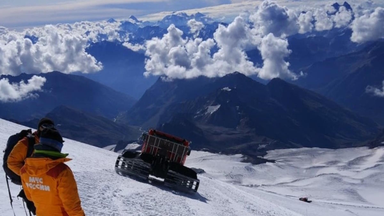 Спасатели эвакуировали с Эльбруса застрявших там альпинистов