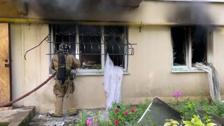 В Донецке после артобстрела горит многоэтажный дом