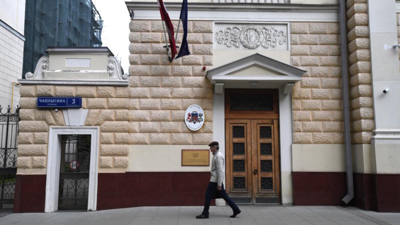 Латвия возобновит прием заявлений на визы для некоторых категорий россиян