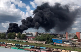 В Петербурге локализовали крупный пожар на складе с покрышками