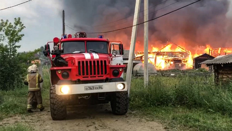 В Свердловской области тушат крупный пожар в деревне Шайдуриха