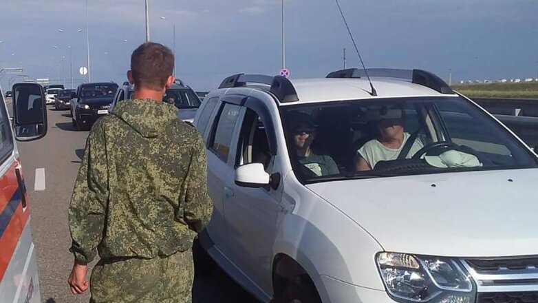 Автомобильная пробка перед Крымским мостом со стороны Кубани снова увеличилась