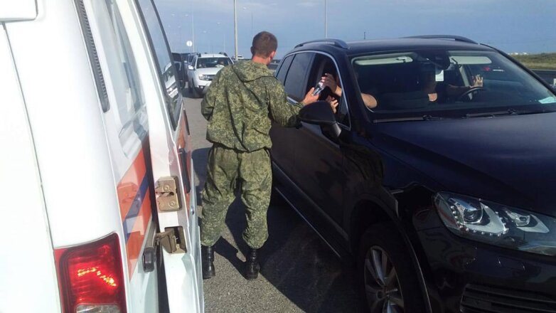 Водителей попросили закладывать время на прохождение досмотра на Крымском мосту
