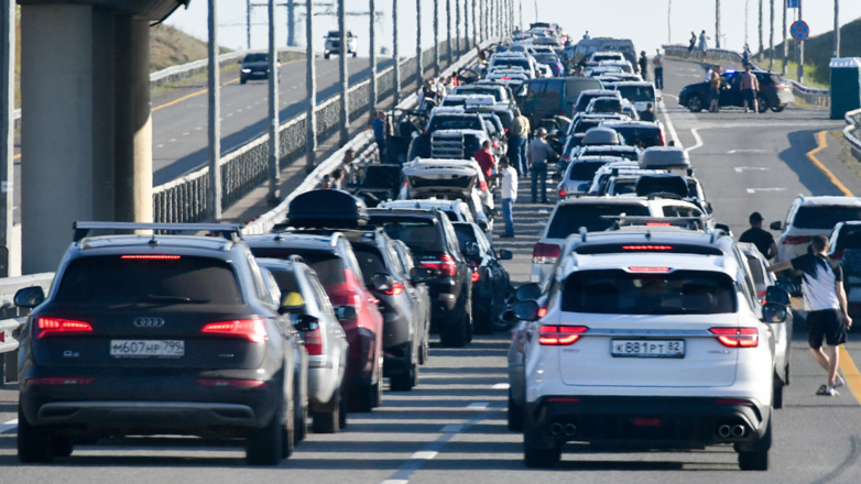 Очередь на Крымский мост со стороны Кубани увеличилась до 304 автомобилей