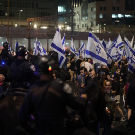 Тысячи израильтян вышли на антиправительственную акцию в Тель-Авиве