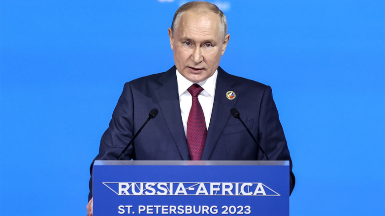 Президент РФ Владимир Путин во время пленарного заседания Экономического и гуманитарного форума Россия – Африка