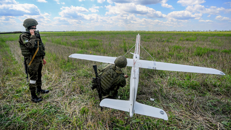 Военнослужащие Вооруженных сил РФ в зоне СВО развертывают беспилотник 