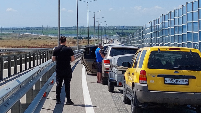 В очереди перед Крымским мостом скопилось более 500 автомобилей