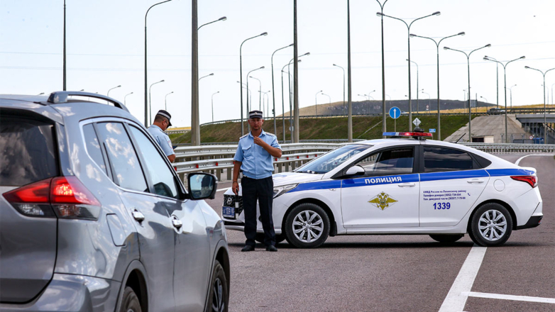 Сотрудники полиции на подъезде к Крымскому мосту