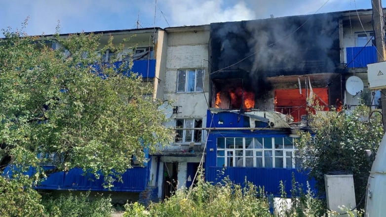 В поселке Курской области из-за обстрела ВСУ загорелся многоквартирный дом