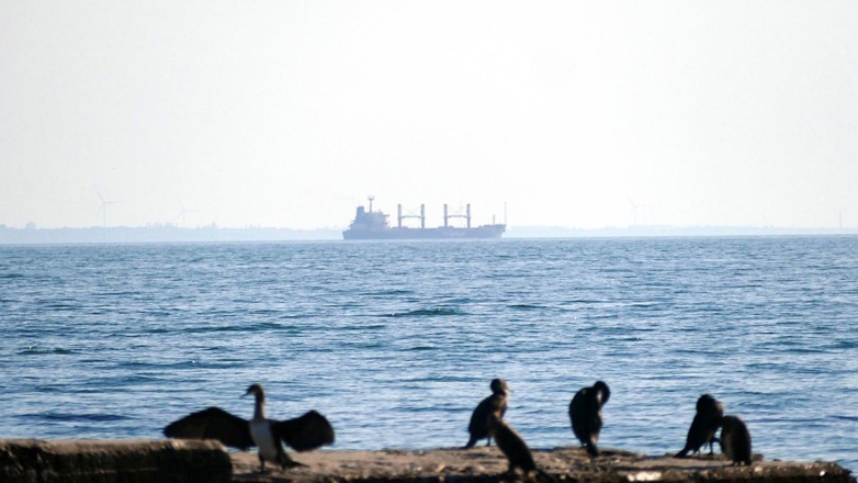 Корабль ВМФ России принудительно остановил для досмотра судно, следовавшее на Украину