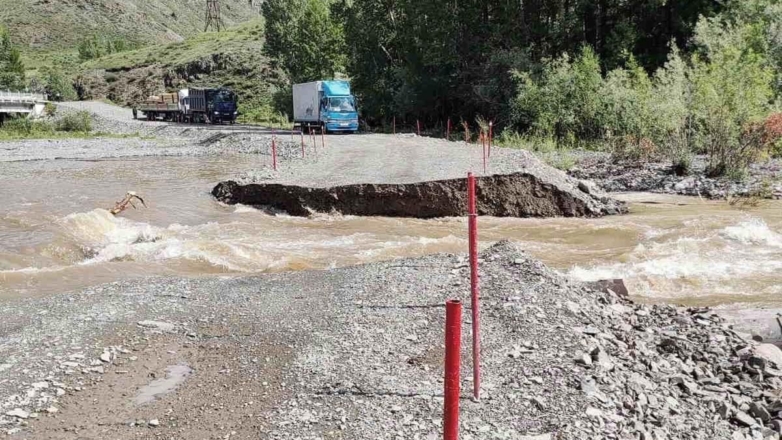 Четыре дороги в Туве размыло из-за подъема уровня воды в реках