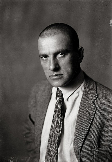 Владимир Маяковский, студийная фотография, 1920 год