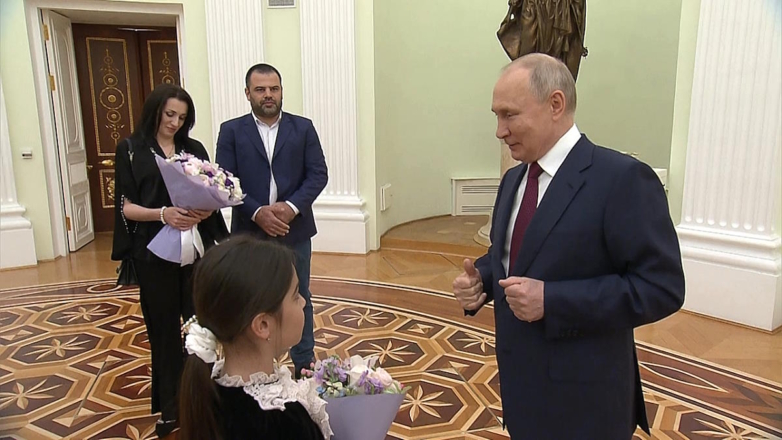 Владимир Путин устроил девочке из Дербента экскурсию по Кремлю