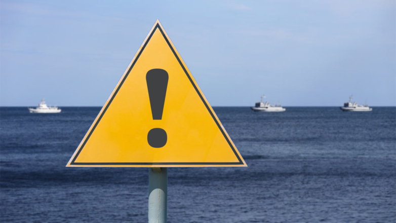 Знак опасности в море