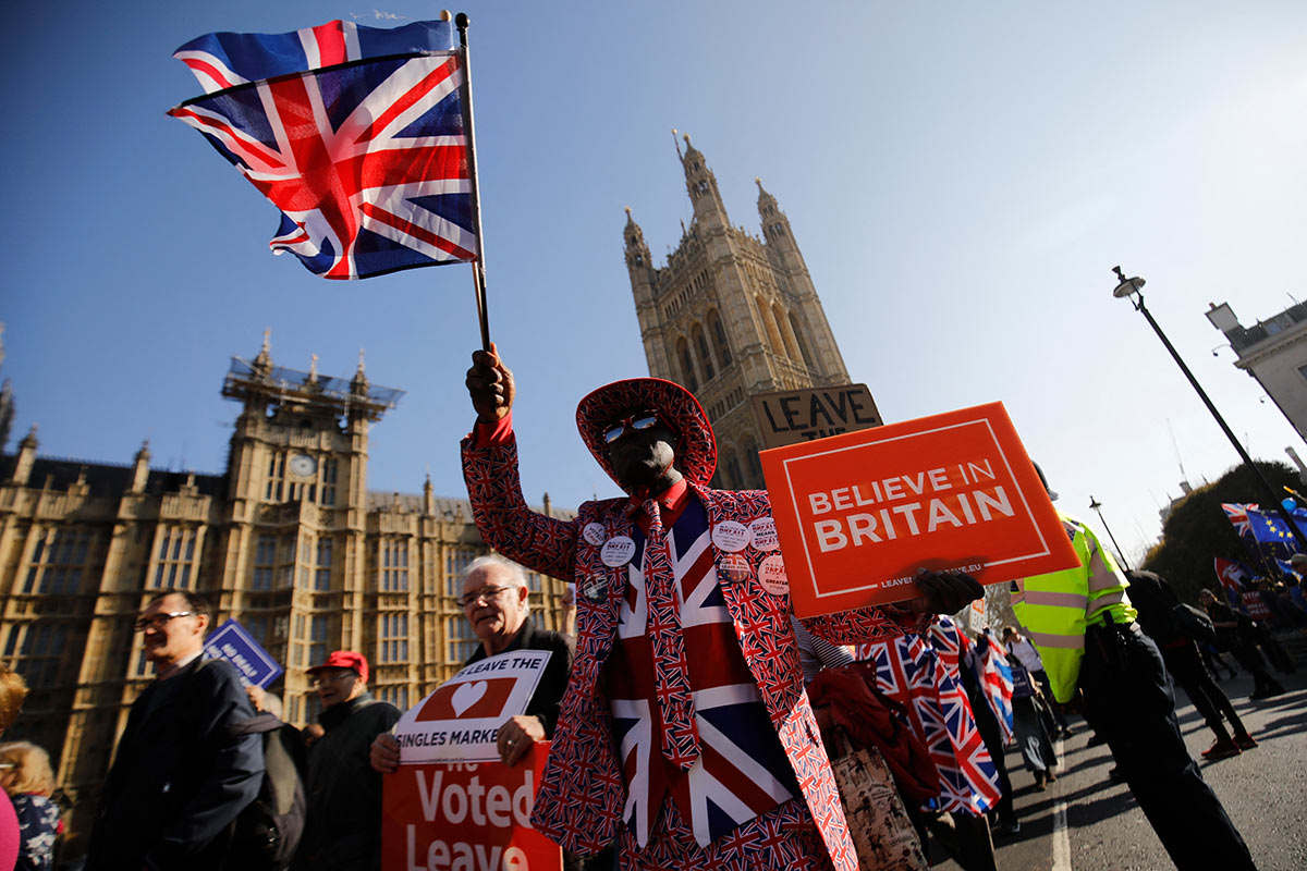 Активисты, выступающие за Брексит, перед зданием парламента в Лондоне