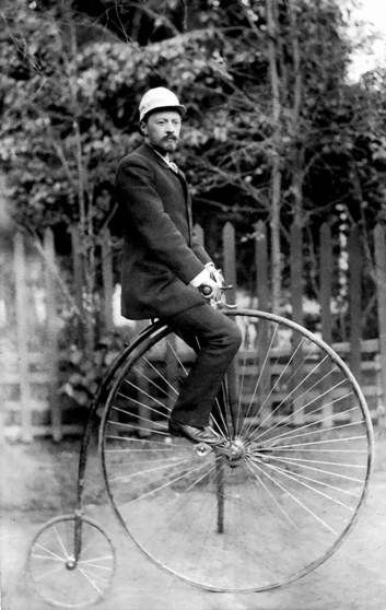 В. Г. Шухов на велосипеде «Паук»