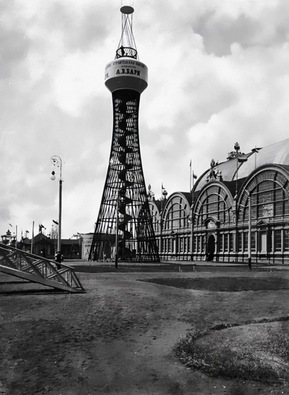 Первая в мире гиперболоидная конструкция – башня Шухова на Всероссийской выставке в Нижнем Новгороде.