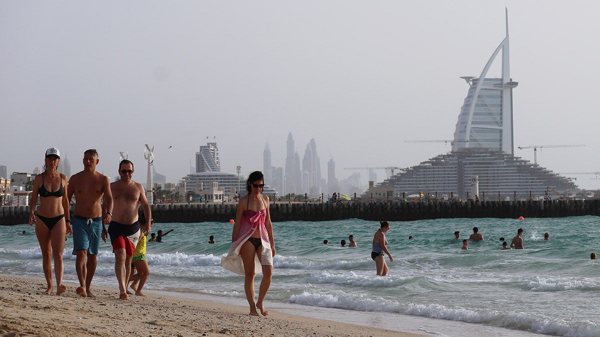 Туристы на побережье в Дубае