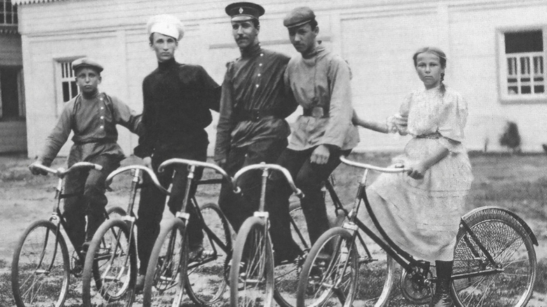 "Велосипед допустить невозможно": как новый транспорт покорял города Российской империи