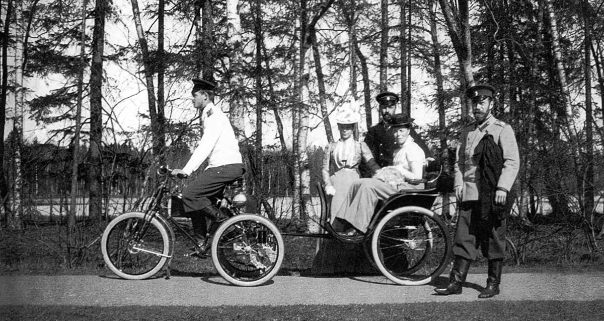 Николай II на прогулке с семьей.