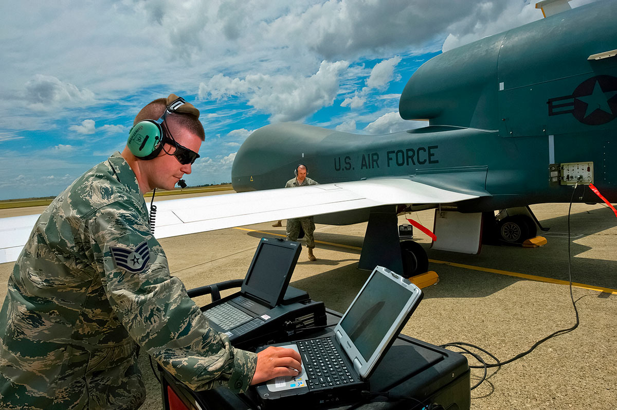 Американский военнослужащий готовит к запуску беспилотник RQ-4 Global Hawk