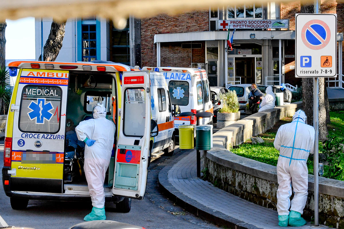 Машины скорой помощи у больницы в Неаполе
