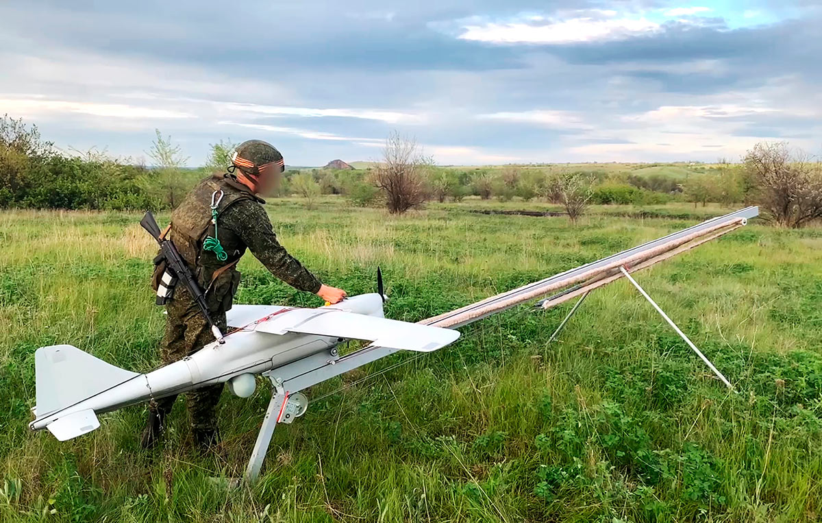 Военнослужащий подготавливает к запуску беспилотный летательный аппарат "Орион"