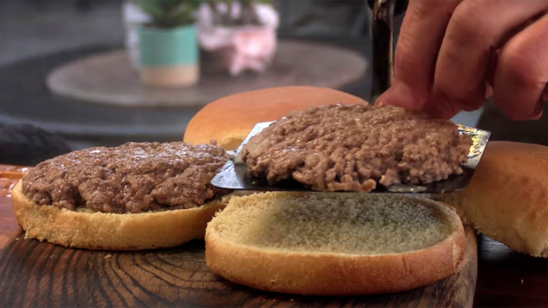 Блогер поделился лайфхаком, как приготовить мягкие и сочные котлеты для гамбургеров
