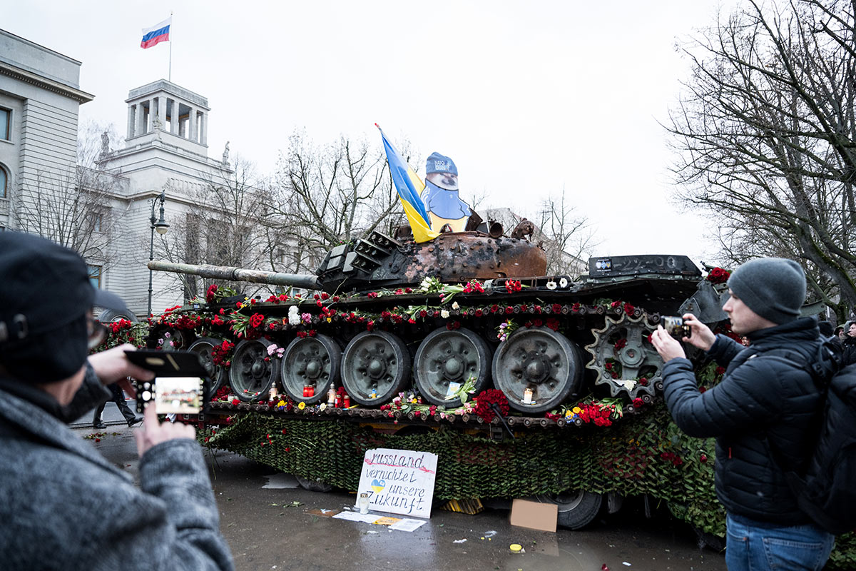 Российский танк у здания посольства РФ в Берлине