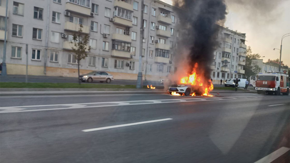 На Варшавском шоссе в Москве горит полицейский автомобиль