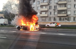 На Варшавском шоссе в Москве горит полицейский автомобиль