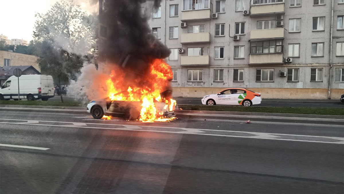 На Варшавском шоссе в Москве горит полицейский автомобиль